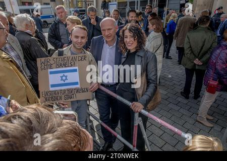 Berlino, Germania. 8 ottobre 2023. L'8 ottobre 2023, il sindaco di Berlino, Kai Wegner, è stato visto insieme a Bettina Jarasch, senatrice per l'ambiente, la mobilità, i consumatori e la protezione del clima di Berlino. In mezzo al mare dei partecipanti, un manifestante mostrò in modo prominente un cartello che dichiarava: "Siamo dalla parte di Israele, in piedi per l'unico stato ebraico. Crediti: ZUMA Press, Inc./Alamy Live News Foto Stock