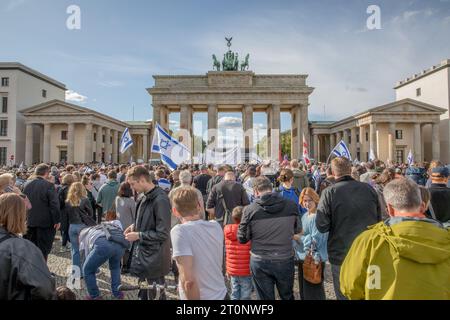 Berlino, Germania. 8 ottobre 2023. La riunione dell'8 ottobre 2023 non era limitata solo agli israeliani. Molti berlinesi e turisti internazionali si sono fermati per partecipare alla commemorazione, in piedi fianco a fianco con la comunità israeliana in una dimostrazione di unità globale contro la violenza e il terrore. Crediti: ZUMA Press, Inc./Alamy Live News Foto Stock