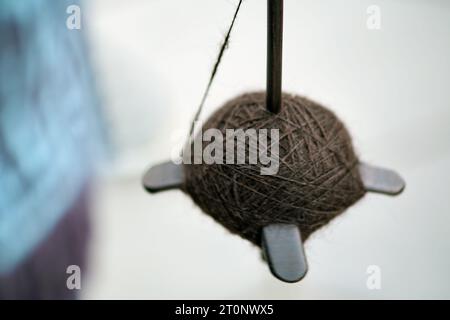 La pelliccia viene accuratamente tagliata e poi filata in filo di lana, utilizzato per vari progetti di lavorazione a maglia e tessitura. Foto Stock
