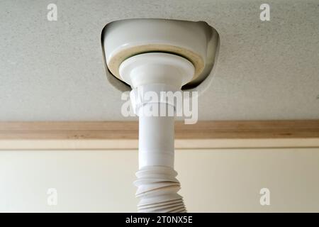 Tubo bianco con un sifone sotto il lavandino in bagno Foto Stock