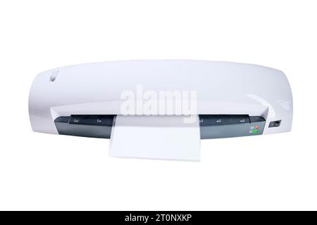 Una macchina per laminare foto e documenti con plastica, isolata su sfondo bianco. Laminatore bianco da tavolo, primo piano Foto Stock