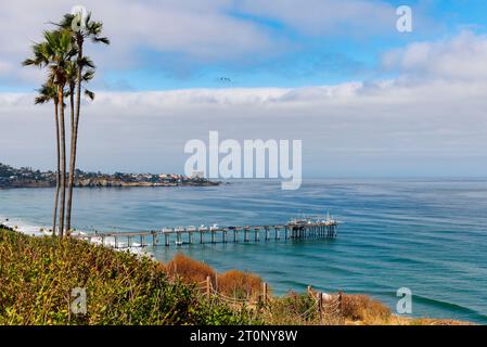 L'Oceano Pacifico e il molo Scripps (Ellen Browning Scripps Memorial Pier) con il villaggio di la Jolla (San Diego), California, Stati Uniti, in lontananza Foto Stock