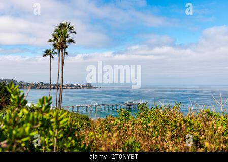 L'Oceano Pacifico e il molo Scripps (Ellen Browning Scripps Memorial Pier) con il villaggio di la Jolla (San Diego), California, Stati Uniti, in lontananza Foto Stock