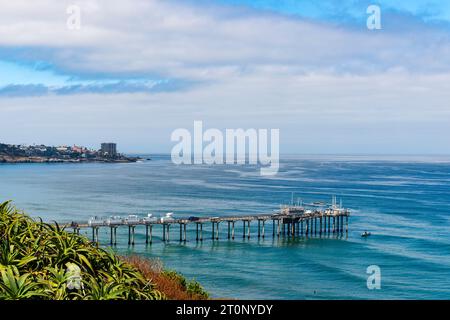 L'Oceano Pacifico e il molo Scripps (Ellen Browning Scripps Memorial Pier) con il villaggio di la Jolla (San Diego), California, Stati Uniti, in lontananza Foto Stock