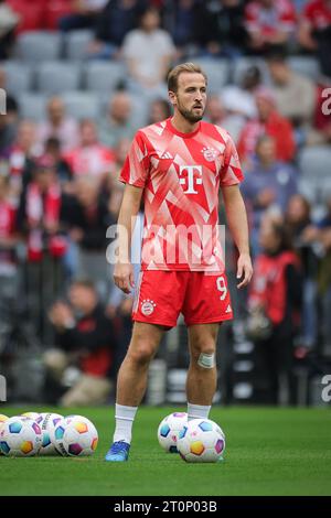 8 ottobre 2023, Baviera, Monaco: Calcio: Bundesliga, Matchday 7, Bayern Monaco - SC Freiburg, Allianz Arena. Harry Kane di Monaco si sta riscaldando prima della partita. Foto: Christian Charisius/dpa - NOTA IMPORTANTE: In conformità ai requisiti della DFL Deutsche Fußball Liga e del DFB Deutscher Fußball-Bund, è vietato utilizzare o far utilizzare fotografie scattate nello stadio e/o della partita sotto forma di immagini di sequenza e/o serie di foto simili a video. Foto Stock