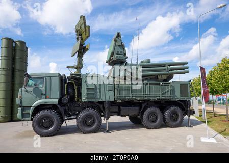 REGIONE DI MOSCA, RUSSIA - 25 AGOSTO 2020: Moderno complesso missilistico e cannone antiaereo russo "Pantsir-S" basato sull'auto Kamaz-6560 Foto Stock