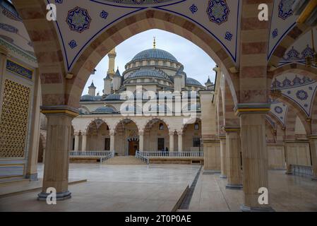 GROZNY, RUSSIA - 30 SETTEMBRE 2021: Cortile del cuore della Moschea cecena. Grozny, Repubblica cecena Foto Stock