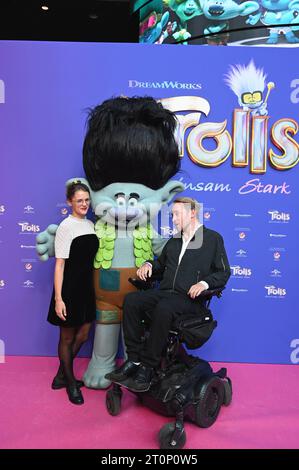 Samuel und Sarah Elena Koch posieren mit Branch kommt zur Premiere vom Animaltion Film Trolls 3 - Gemeinsam Stark der AM 19.10.2023 in Die Kinos kommt. *** Samuel e Sarah Elena Koch posano con Branch arriva alla prima del film d'animazione Trolls 3 Together strong che arriva nelle sale il 19 10 2023 Foto Stock