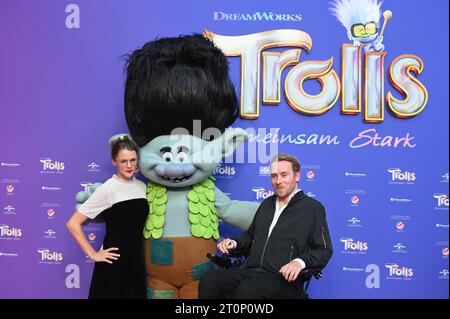 Samuel und Sarah Elena Koch posieren mit Branch kommt zur Premiere vom Animaltion Film Trolls 3 - Gemeinsam Stark der AM 19.10.2023 in Die Kinos kommt. *** Samuel e Sarah Elena Koch posano con Branch arriva alla prima del film d'animazione Trolls 3 Together strong che arriva nelle sale il 19 10 2023 Foto Stock