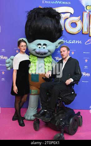 Samuel und Sarah Elena Koch posieren mit Branch kommt zur Premiere vom Animaltion Film Trolls 3 - Gemeinsam Stark der AM 19.10.2023 in Die Kinos kommt. *** Samuel e Sarah Elena Koch posano con Branch arriva alla prima del film d'animazione Trolls 3 Together strong che arriva nelle sale il 19 10 2023 Foto Stock