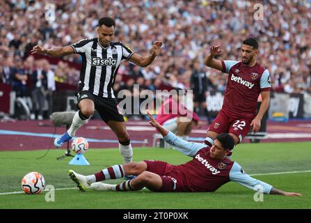 Londra, Regno Unito. 8 ottobre 2023. Jacob Murphy del Newcastle United è sfidato da Edson Álvarez del West Ham United durante la partita di Premier League al London Stadium di Londra. Il credito fotografico dovrebbe leggere: Paul Terry/Sportimage Credit: Sportimage Ltd/Alamy Live News Foto Stock