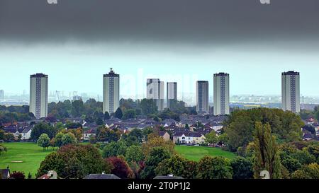 Glasgow, Scozia, Regno Unito. 8 ottobre 2023. Tempo nel Regno Unito: Bagnato e ventoso ha visto un diluvio in città e inondare di terribili cieli scuri di colore autunnale sulle torri scotstoun e sul campo da golf di Knightswood. Credit Gerard Ferry/Alamy Live News Foto Stock