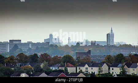 Glasgow, Scozia, Regno Unito. 8 ottobre 2023. Tempo nel Regno Unito: Bagnato e ventoso ha visto un diluvio in città e inondare di spaventosi cieli scuri con colori autunnali sullo skyline del West end. Credit Gerard Ferry/Alamy Live News Foto Stock