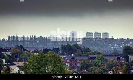 Glasgow, Scozia, Regno Unito. 8 ottobre 2023. Tempo nel Regno Unito: Bagnato e ventoso ha visto un diluvio in città e inondare di terribili cieli scuri con colori autunnali sullo skyline orientale dell'estremità occidentale. Credit Gerard Ferry/Alamy Live News Foto Stock