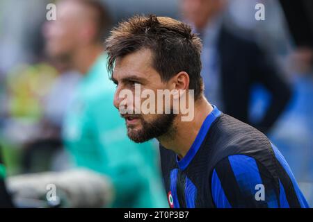 Milano, Italia. 7 ottobre 2023. Francesco Acerbi dell'FC Internazionale guarda in scena durante la partita di serie A 2023/24 tra l'FC Internazionale e il Bologna allo Stadio Giuseppe Meazza. Punteggio finale; Inter 2:2 Bologna. (Foto di Fabrizio Carabelli/SOPA Images/Sipa USA) credito: SIPA USA/Alamy Live News Foto Stock