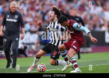 London Stadium, Londra, Regno Unito. 8 ottobre 2023. Premier League Football, West Ham United contro Newcastle United; Edson Alvarez del West Ham United fouls Sandro tonali del Newcastle United Credit: Action Plus Sports/Alamy Live News Foto Stock