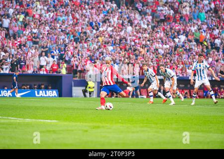 Madrid, Madrid, Spagna. 8 ottobre 2023. Antoine Griezmann (Atletico Madrid) calcia il rigore durante la partita di calcio del campionato spagnolo la Liga EA Sports tra Atletico Madrid e Real Sociedad giocata allo stadio Civitas Metropolitano l'8 ottobre 2023 a Madrid, Spagna (Credit Image: © Alberto Gardin/ZUMA Press Wire) SOLO PER USO EDITORIALE! Non per USO commerciale! Foto Stock