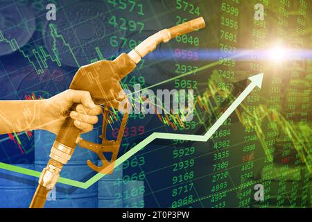 aumento del prezzo al dettaglio del petrolio greggio concetto alto, grafico commerciale verde sovrapposto mano con ugello carburante freccia su. Foto Stock