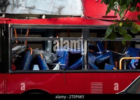 I resti di un autobus utilizzato come prop in un film ambientato a Spa Road, a Bermondsey, nel sud di Londra, durante le riprese degli attentati di Londra del 7 luglio 2005, chiamato anche 7/7, quando un autobus a due piani numero 30 è stato fatto saltare in aria a Tavistock Square. Quattro attentatori suicidi con zaini pieni di esplosivi hanno attaccato il centro di Londra, uccidendo 52 persone e ferendone altre centinaia. Data immagine: Domenica 8 ottobre 2023. Foto Stock