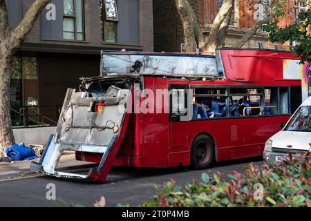 I resti di un autobus utilizzato come prop in un film ambientato a Spa Road, a Bermondsey, nel sud di Londra, durante le riprese degli attentati di Londra del 7 luglio 2005, chiamato anche 7/7, quando un autobus a due piani numero 30 è stato fatto saltare in aria a Tavistock Square. Quattro attentatori suicidi con zaini pieni di esplosivi hanno attaccato il centro di Londra, uccidendo 52 persone e ferendone altre centinaia. Data immagine: Domenica 8 ottobre 2023. Foto Stock