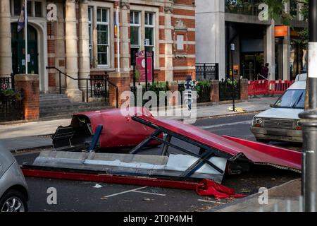 I resti di un autobus utilizzato come prop in un film ambientato a Spa Road, a Bermondsey, nel sud di Londra, durante le riprese degli attentati di Londra del 7 luglio 2005, chiamato anche 7/7, quando un autobus a due piani numero 30 è stato fatto saltare in aria a Tavistock Square. Quattro attentatori suicidi con zaini pieni di esplosivi hanno attaccato il centro di Londra, uccidendo 52 persone e ferendone altre centinaia. Data immagine: Domenica 8 ottobre 2023. Foto Stock