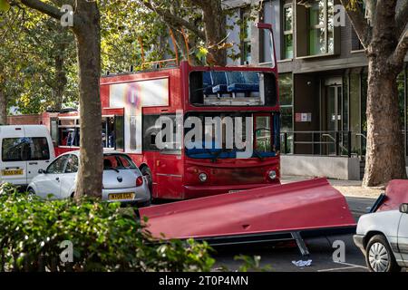 I resti di un autobus utilizzato come prop in un film ambientato a Spa Road, a Bermondsey, nel sud di Londra, durante le riprese degli attentati di Londra del 7 luglio 2005, chiamato anche 7/7, quando un autobus a due piani numero 30 è stato fatto saltare in aria a Tavistock Square. Quattro attentatori suicidi con zaini pieni di esplosivi hanno attaccato il centro di Londra, uccidendo 52 persone e ferendone altre centinaia. Data immagine: Domenica 8 ottobre 2023. Foto Stock