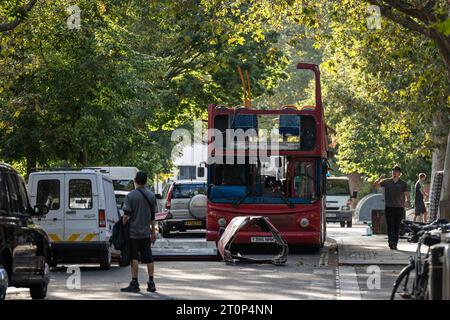 I resti di un autobus utilizzato come prop in un film ambientato a Spa Road, a Bermondsey, nel sud di Londra, durante le riprese degli attentati di Londra del 7 luglio 2005, chiamato anche 7/7, quando un autobus a due piani numero 30 è stato fatto saltare in aria a Tavistock Square. Quattro attentatori suicidi con zaini pieni di esplosivi hanno attaccato il centro di Londra, uccidendo 52 persone e ferendone altre centinaia. Data immagine: Domenica 8 ottobre 2023. Foto Stock