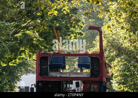 I resti di un autobus utilizzato come prop in un film ambientato a Spa Road, a Bermondsey, nel sud di Londra, durante le riprese degli attentati di Londra del 7 luglio 2005, chiamato anche 7/7, quando un autobus a due piani numero 30 è stato fatto saltare in aria a Tavistock Square. Quattro attentatori suicidi con zaini pieni di esplosivi hanno attaccato il centro di Londra, uccidendo 52 persone e ferendone altre centinaia. Data immagine: Domenica 8 ottobre 2023. Foto Stock