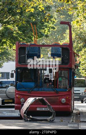 I resti di un autobus utilizzato come prop in un film ambientato a Spa Road, a Bermondsey, nel sud di Londra, durante le riprese degli attentati di Londra del 7 luglio 2005, chiamato anche 7/7, quando un autobus a due piani numero 30 è stato fatto saltare in aria a Tavistock Square. Quattro attentatori suicidi con zaini pieni di esplosivi hanno attaccato il centro di Londra, uccidendo 52 persone e ferendone altre centinaia. Data immagine: Domenica 8 ottobre 2023. Foto Stock