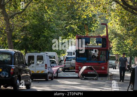 I resti di un autobus utilizzato come prop in un film ambientato a Spa Road, a Bermondsey, nel sud di Londra, durante le riprese degli attentati di Londra del 7 luglio 2005, chiamato anche 7/7, quando un autobus a due piani numero 30 è stato fatto saltare in aria a Tavistock Square. Quattro attentatori suicidi con zaini pieni di esplosivi hanno attaccato il centro di Londra, uccidendo 52 persone e ferendone altre centinaia. Data immagine: Domenica 8 ottobre 2023. Foto Stock