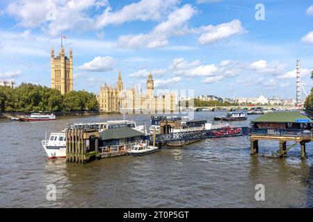 Case del Parlamento da Albert Embankment Path, South Bank, London Borough of Lambeth, Greater London, England, Regno Unito Foto Stock