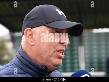 L'allenatore, Martin Hassett viene intervistato dopo Magic Charm, ha vinto l'Ornella Underwriting Ltd equine and Bloodstock Insurance Apprentice handicap durante il primo giorno del Festival d'autunno all'ippodromo di Curragh nella contea di Kildare, Irlanda. Data immagine: Sabato 23 settembre 2023. Foto Stock