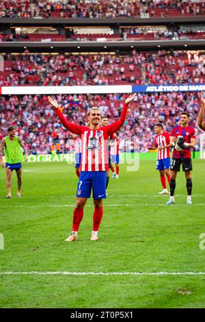 Madrid, Madrid, Spagna. 8 ottobre 2023. Antoine Griezmann (Atletico Madrid) festeggia la vittoria della sua squadra al termine della partita di calcio del campionato spagnolo la Liga EA Sports tra Atletico Madrid e Real Sociedad giocata allo stadio Civitas Metropolitano l'8 ottobre 2023 a Madrid, Spagna (Credit Image: © Alberto Gardin/ZUMA Press Wire) SOLO USO EDITORIALE! Non per USO commerciale! Foto Stock