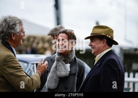 Amanda Stretton presentatrice femminile di sport motoristici e industria automobilistica che si prepara a presentare per la TV al Goodwood Revival. Giornalista automobilistico, e John Cleland Foto Stock