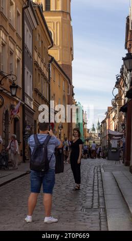 I turisti che fotografano nelle strette stradine della città vecchia, Varsavia, Polonia Foto Stock