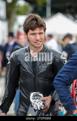 Guy Martin, pilota motociclistico e celebrità televisiva, al Goodwood Revival 2017 in pelle nera da moto Foto Stock