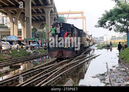 Dhaka, Bangladesh. 8 ottobre 2023. Treno che attraversa un'area scavata dall'acqua dopo una pesante pioggia monsonica a Dacca, Bangladesh, il 7 ottobre 2023. Foto di Habibur Rahman/ABACAPRESS.COM Credit: Abaca Press/Alamy Live News Foto Stock