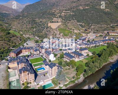 Foto aerea con drone della città di Rialp nella regione di Lerida. Rialp si trova tra le montagne dei Pirenei spagnoli. Foto Stock