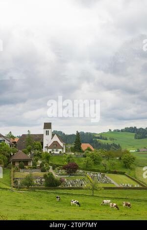 Littel chiesa bianca e cimitero di Affoltern nella valle Emmental nel cantone Berna in Svizzera Foto Stock