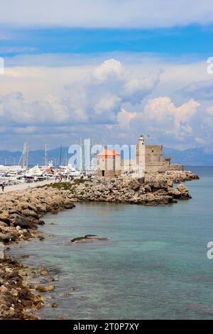 Mulini a vento di Mandraki e fortezza di San Nicola a pochi passi dal sentiero pedonale del porto Foto Stock