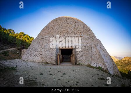 Pozzo di neve restaurato nella Sierra Espuña, regione di Murcia, Spagna, sulla sua faccia orientale, con luce mattutina Foto Stock