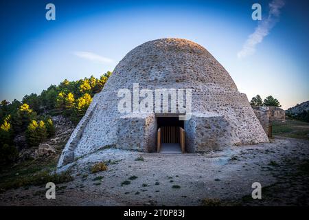 Pozzo di neve restaurato nella Sierra Espuña, regione di Murcia, Spagna, sulla sua faccia orientale, con luce mattutina Foto Stock