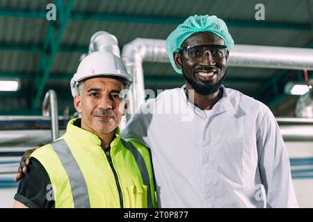 Ritratto ingegnere anziano felice con lavoratore maschio africano di colore igienico in piedi insieme amichevole nell'industria alimentare Foto Stock