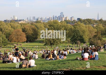 Londra, Regno Unito, 8 ottobre 2023. La capitale si crogiolò in un'esplosione di caldo clima con sole e temperature di 24 gradi, ben al di sopra dei soliti 13 gradi per l'autunno. Primrose Hill nel nord di Londra era piena di gente che si divertiva. Credito : Monica Wells/Alamy Live News Foto Stock