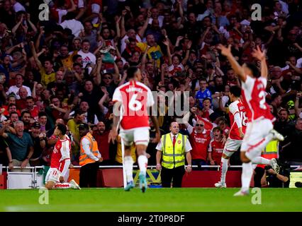 Gabriel Martinelli (a sinistra) dell'Arsenal celebra il primo gol della squadra durante la partita di Premier League all'Emirates Stadium di Londra. Data immagine: Domenica 8 ottobre 2023. Foto Stock