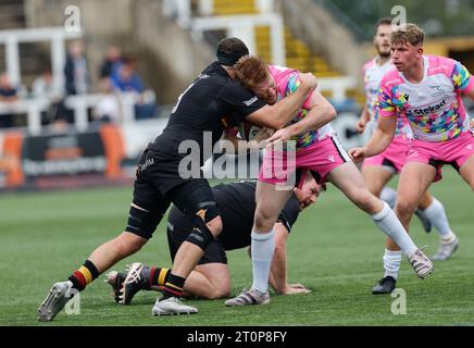 Newcastle, Regno Unito. 11 giugno 2023. Zach Kerr del Newcastle Falcons viene affrontato da JJ Dickinson del Caldy durante la partita di Premiership Cup tra Newcastle Falcons e Caldy al Kingston Park, Newcastle, domenica 8 ottobre 2023. (Foto: Chris Lishman | mi News) crediti: MI News & Sport /Alamy Live News Foto Stock