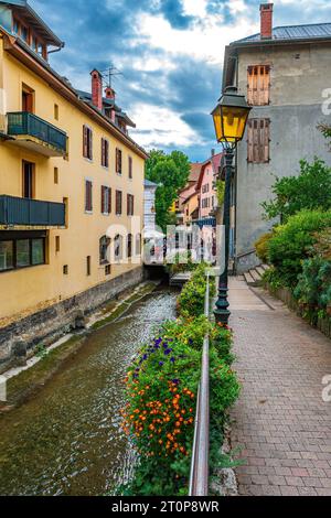 Splendido paesaggio urbano con edifici colorati nel centro storico di Annecy, alta Savoia, in Francia. Foto Stock