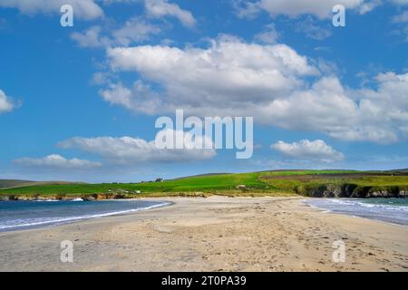 Il tombolo che collega l'isola di St Ninians alla terraferma, guardando verso la terraferma, le Shetland, la Scozia, il Regno Unito Foto Stock