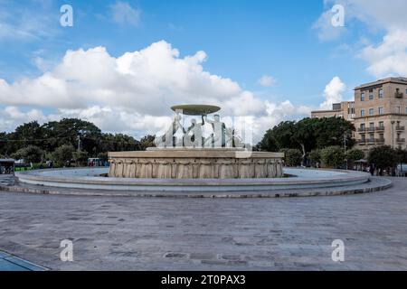 La Valletta, Malta, 3 maggio 2023. La Fontana dei Tritoni è composta da tre tritoni di bronzo che sostengono un grande bacino Foto Stock