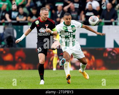 Budapest, Ungheria. 8 ottobre 2023. Henry Wingo di Ferencvarosi TC gareggia per il pallone con Balazs Dzsudzsak del DVSC durante la partita ungherese OTP Bank Liga tra Ferencvarosi TC e DVSC al Groupama Arena l'8 ottobre 2023 a Budapest, Ungheria. Credito: Laszlo Szirtesi/Alamy Live News Foto Stock